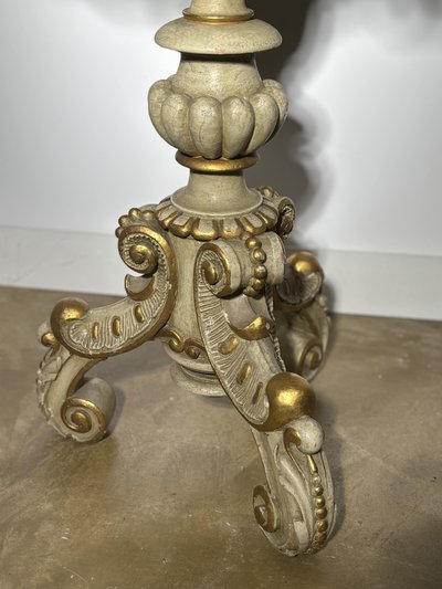 Tavolo rotondo con piedistallo in legno dipinto, piano dipinto effetto marmo, fine XIX secolo