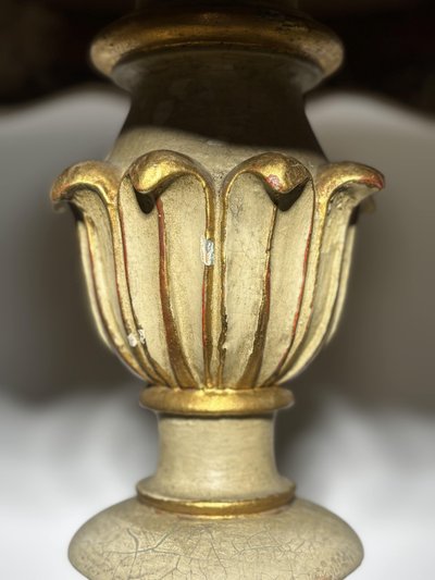 Tavolo rotondo con piedistallo in legno dipinto, piano dipinto effetto marmo, fine XIX secolo