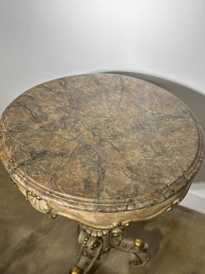 Tavolo rotondo con piedistallo in legno dipinto, piano dipinto effetto marmo, fine XIX secolo