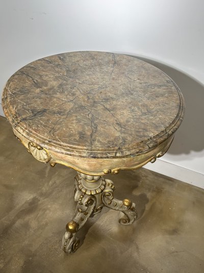 Tavolo rotondo con piedistallo in legno dipinto, piano dipinto effetto marmo, fine XIX secolo