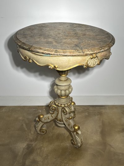 Tavolo rotondo con piedistallo in legno dipinto, piano dipinto effetto marmo, fine XIX secolo
