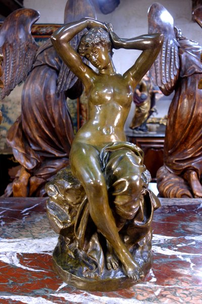 Baigneuse s’attachant les cheveux – Bronze signé Friedrich Beer