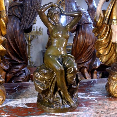 Baigneuse s’attachant les cheveux – Bronze signé Friedrich Beer