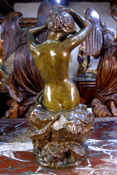 Baigneuse s’attachant les cheveux – Bronze signé Friedrich Beer