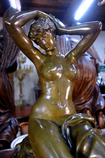 Baigneuse s’attachant les cheveux – Bronze signé Friedrich Beer