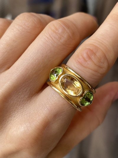 Large bague en or jaune 18K citrine et péridots