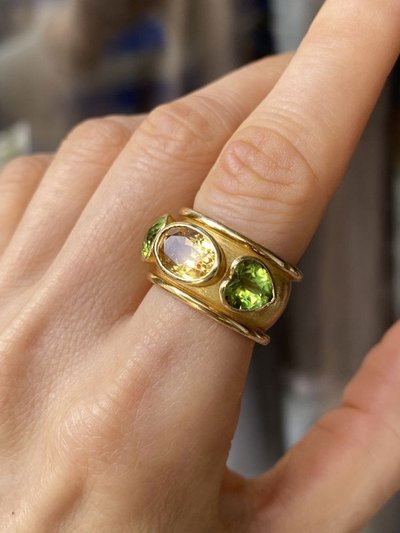 Large bague en or jaune 18K citrine et péridots