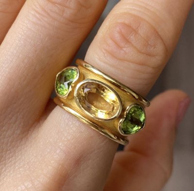 Large bague en or jaune 18K citrine et péridots
