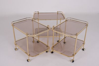 Rollendes Beistelltischchen aus Messing und Rauchglas 1970.