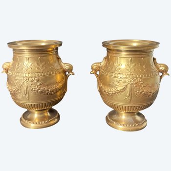 Ferdinand BARBEDIENNE (1810-1892) - Pair of chiseled and gilded bronze vases decorated with garlands of flowers, handles decorated with snails signed