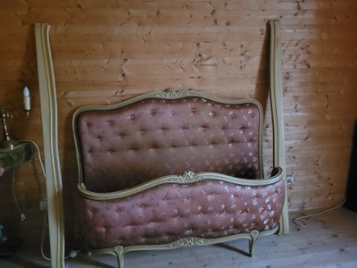 bois de Lit 140 CM  CORBEILLE capitonné Style LouisXV avec son dessus de lit assorti 