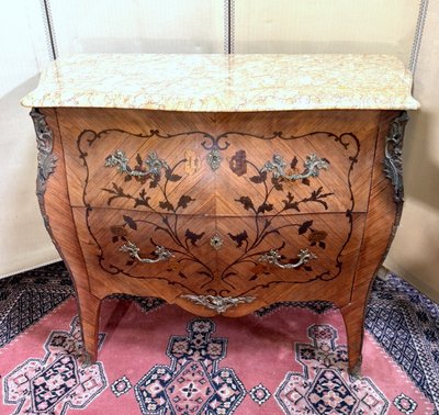 Commode sauteuse de Dame galbée style Louis XV en marquèterie