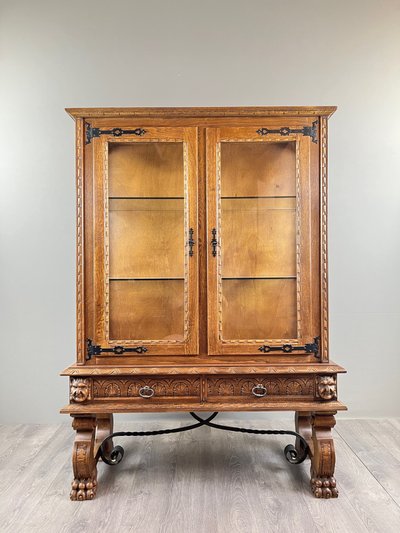Vitrine en chêne sculpté, style Néo-Renaissance, XXe siècle