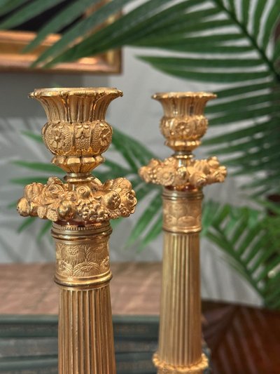 Paire de flambeaux en bronze ciselé et doré, époque Restauration.