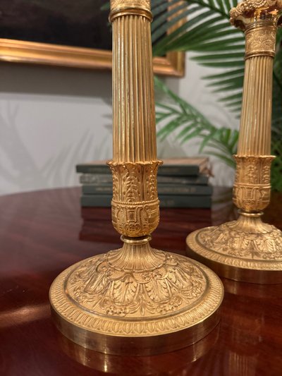 Paire de flambeaux en bronze ciselé et doré, époque Restauration.