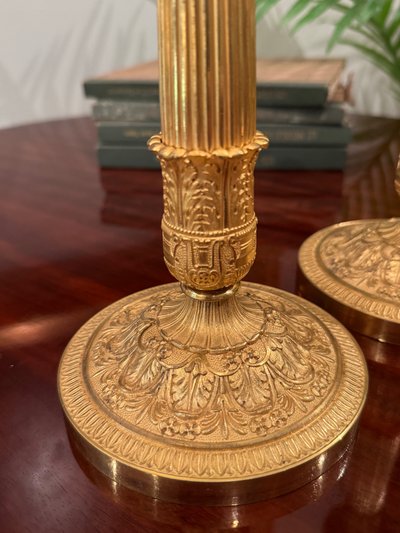 Paire de flambeaux en bronze ciselé et doré, époque Restauration.