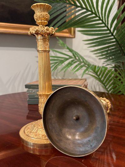 Paire de flambeaux en bronze ciselé et doré, époque Restauration.