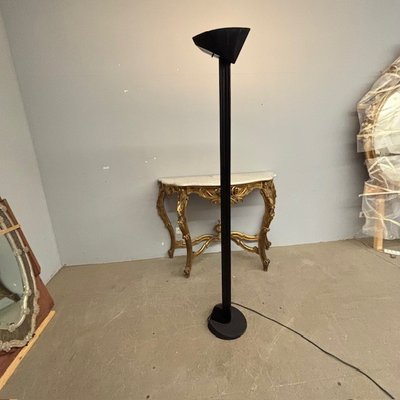 Lampada da terra Mod Otello di Bruno Gecchelin per Oluce anni 80 colore nero. Piantana design . H190
