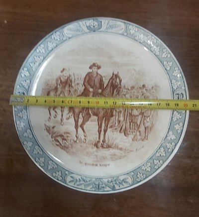 Assiettes historiées terre de fer de la faïencerie Creil et Montereau 