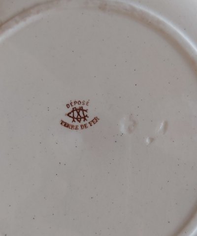 Assiettes historiées terre de fer de la faïencerie Creil et Montereau 
