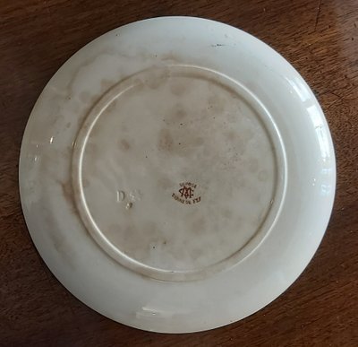 Assiettes historiées terre de fer de la faïencerie Creil et Montereau 