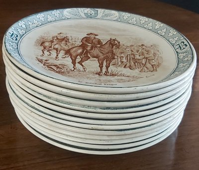 Assiettes historiées terre de fer de la faïencerie Creil et Montereau 