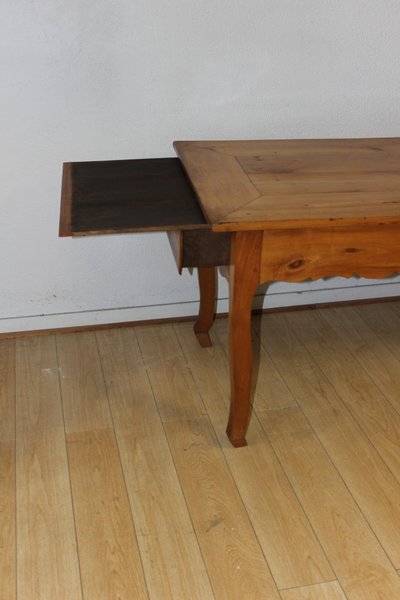 Table de ferme de style Louis XV en Merisier XIX