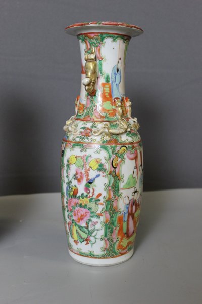 Paire de vases de Canton en Porcelaine , Chine vers 1900