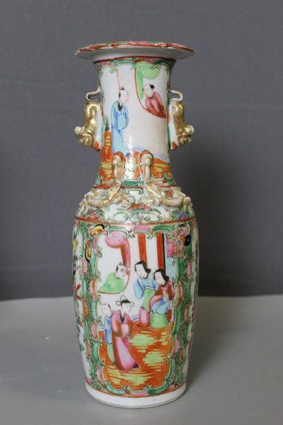 Paire de vases de Canton en Porcelaine , Chine vers 1900