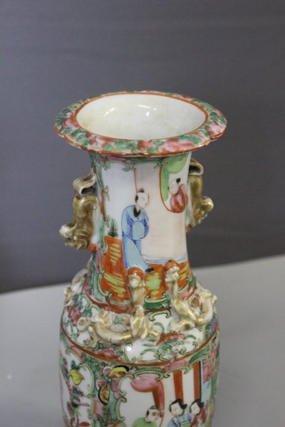 Paire de vases de Canton en Porcelaine , Chine vers 1900