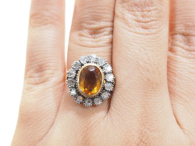 Anello antico in oro giallo, topazio e diamanti