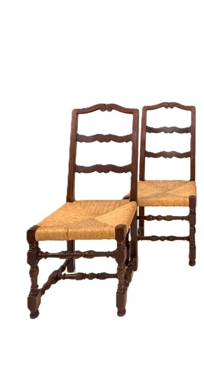 Quatre chaises en noyer, XXe siècle,