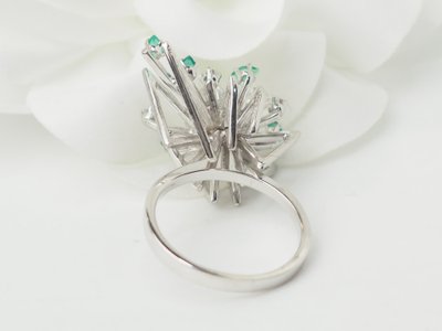 Bague en or blanc, émeraudes et diamants