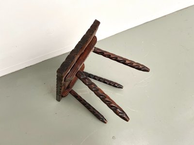 Sellette en pin sculpté
