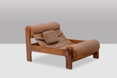 Poltrona e pouf in olmo biondo e pelle. Circa 1970. LS61501217