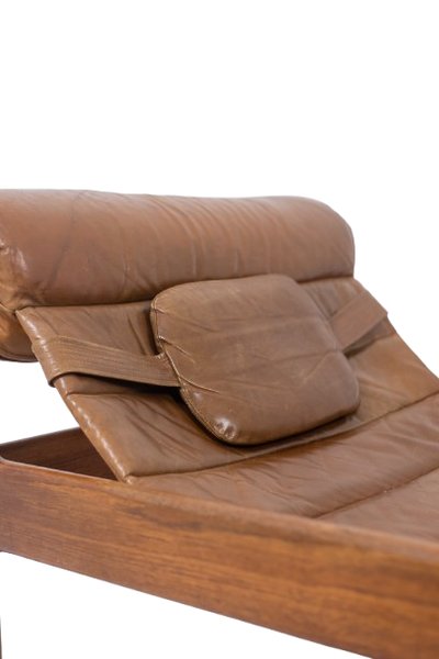 Poltrona e pouf in olmo biondo e pelle. Circa 1970. LS61501217