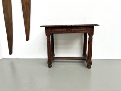 Kleiner Schreibtisch aus geschnitzter Eiche, 19. Jahrhundert