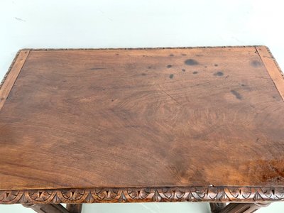 Kleiner Schreibtisch aus geschnitzter Eiche, 19. Jahrhundert