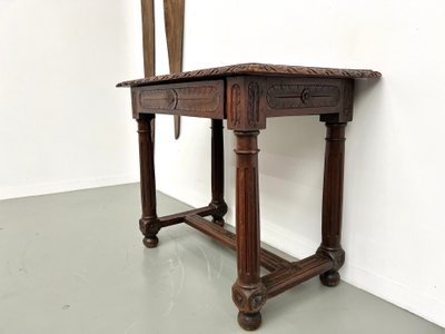 Kleiner Schreibtisch aus geschnitzter Eiche, 19. Jahrhundert
