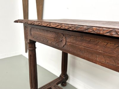 Kleiner Schreibtisch aus geschnitzter Eiche, 19. Jahrhundert