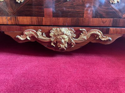 Commode régence en bois de placage vers 1730 