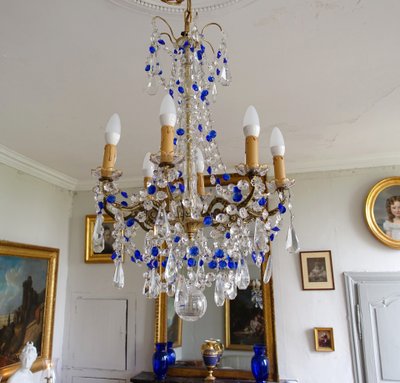 Lustre 8 feux en cristal de Baccarat blanc et bleu cobalt - style Louis XVI