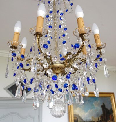 Lustre 8 feux en cristal de Baccarat blanc et bleu cobalt - style Louis XVI