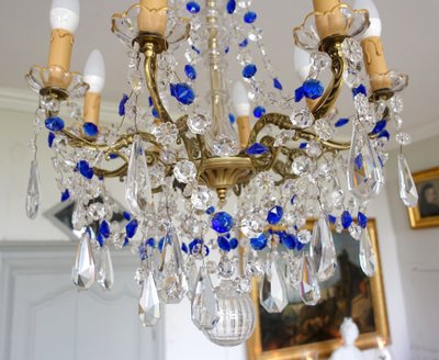 Lustre 8 feux en cristal de Baccarat blanc et bleu cobalt - style Louis XVI