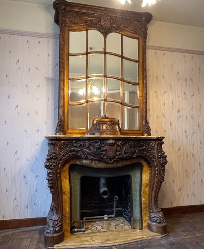 Beeindruckender Kamin Und Türsturz Aus Holz Geschnitzt Mit Gelbem Siena Marmor Hervorgehoben