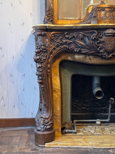 Beeindruckender Kamin Und Türsturz Aus Holz Geschnitzt Mit Gelbem Siena Marmor Hervorgehoben