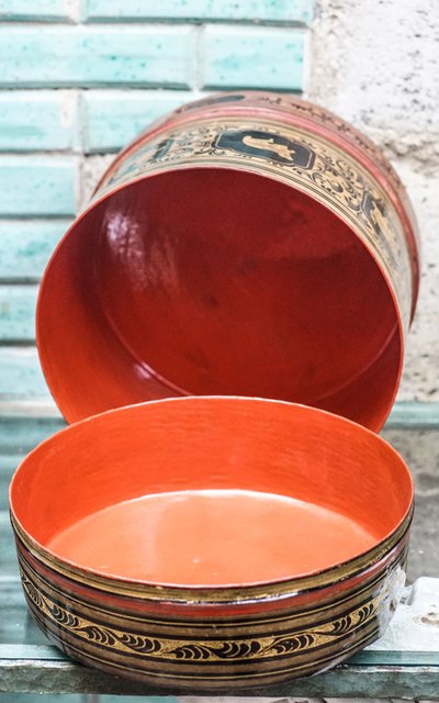 BIRMANE BETTELKISTE, lackiertes Holz