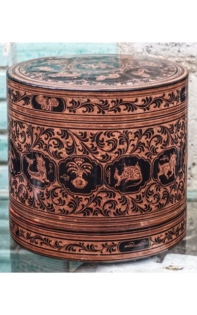 BIRMANE BETTELKISTE, lackiertes Holz
