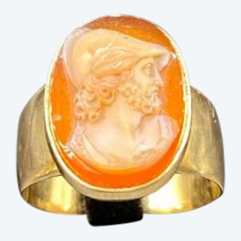 18 C GOLD SIGNET RING WITH AN AGATE CAMEO