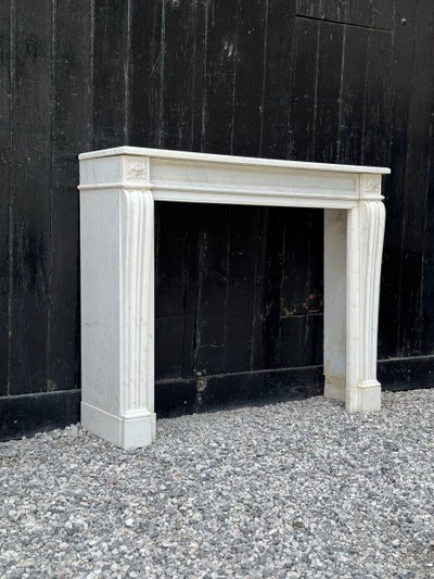 Kamin im Stil Ludwigs XVI. aus weißem Carrara-Marmor, um 1880